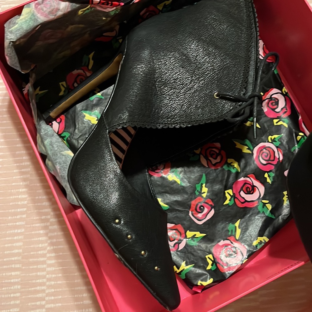 Betsy Johnson black heels - Picture 4 of 4